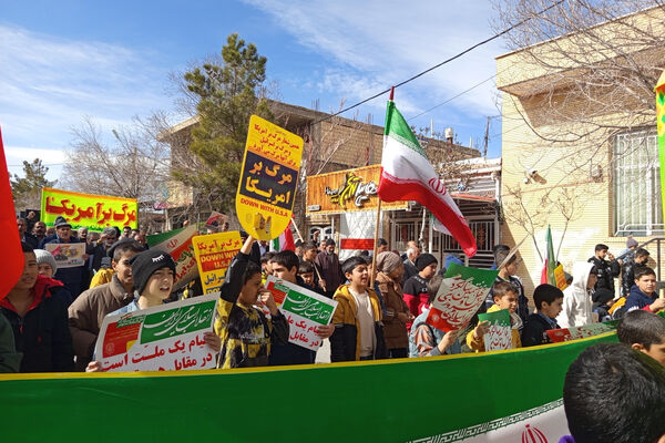 حضور پرشور دانش‌آموزان شهر بهمن در راهپیمایی ۲۲ بهمن ماه