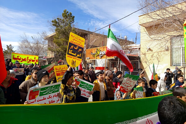 حضور پرشور دانش‌آموزان شهر بهمن در راهپیمایی ۲۲ بهمن ماه