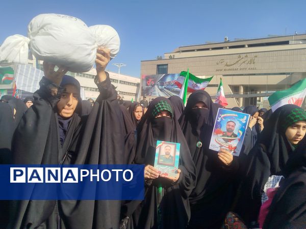 خروش ۱۳ آبان در مشهد؛ دانش‌آموزان، نماد ایستادگی