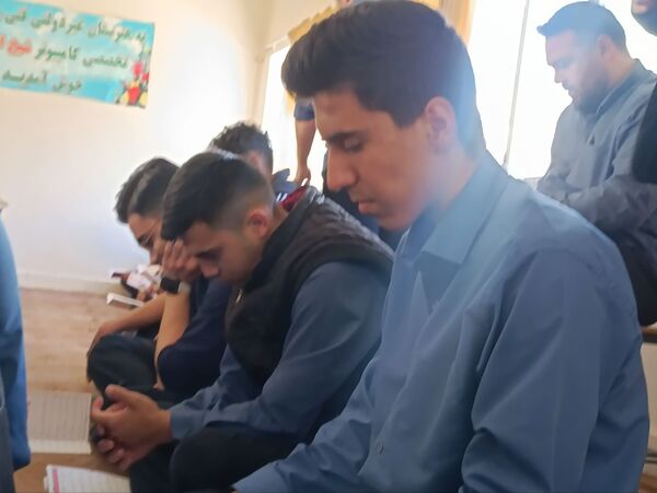 زمزمه‌های عاشورایی دانش‌آموزان در نمازخانه هنرستان شیخ‌الرئیس