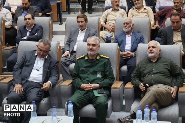 رونمایی از کتاب «از دفاع تا خدمت مقدس» 