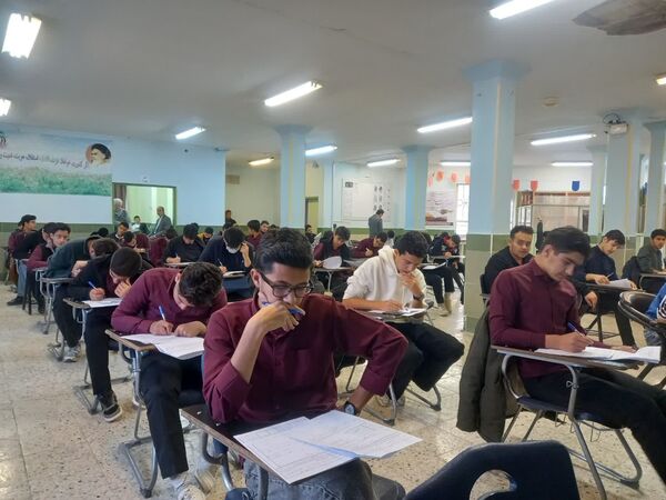امتحانات نوبت اول در دبیرستان نمونه آیت الله خامنه ای