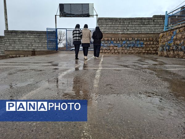 جلوه زیبای باران زمستانی در دبیرستان سبحان و مائده شلیل