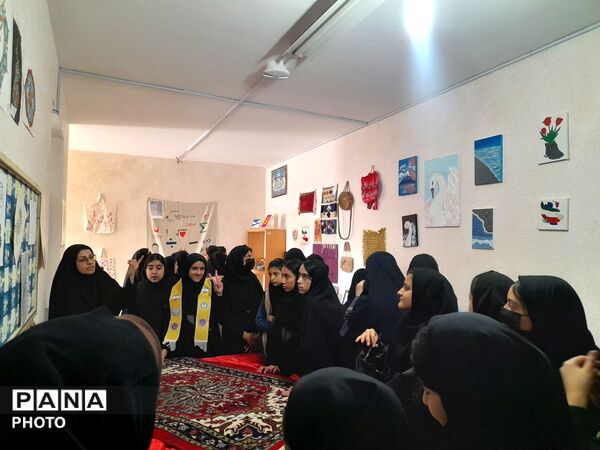 بازدید دانش آموزان  آموزشگاه تکتم از نمایشگاه کانون امام خمینی (ره) 