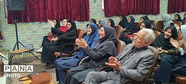 جشنی به پاس تجلیل از افتخار آفرینی دانش آموزان دبیرستان وکیلی۱۰