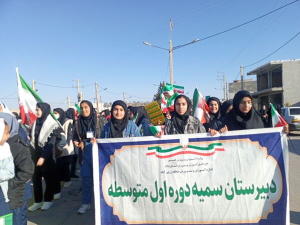 حضور دانش‌آموزان بخش سراب میمه در راهپیمایی۲۲بهمن 