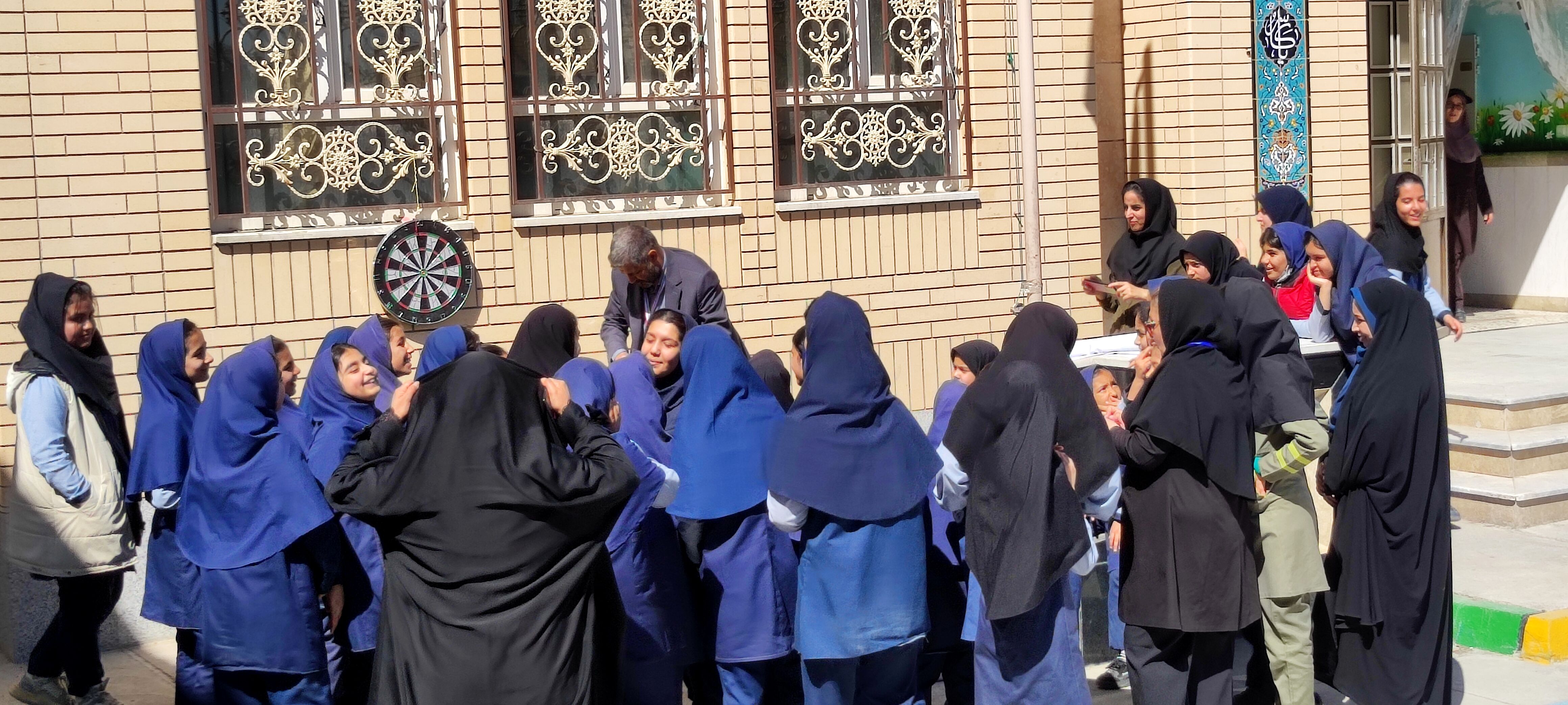 مسابقات استعداد یابی دارت در دبستان دخترانه آزادی شیروان