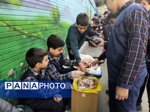  بازارچه دانش آموزی به مناسبت سالگرد پیروزی انقلاب اسلامی در دبستان پسرانه پاسدارن ناحیه ۳
