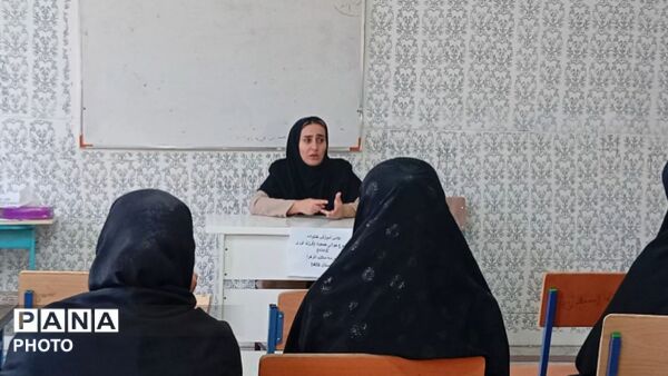 برگزاری جلسه آموزش خانواده در دبیرستان مکتب‌ الزهرا (س)