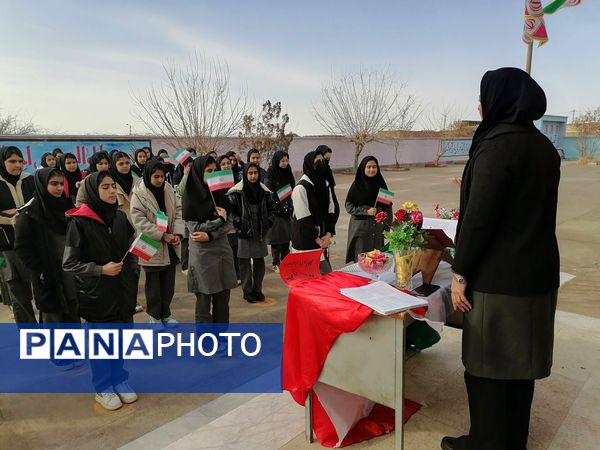نواختن زنگ انقلاب در دبیرستان حاج مهدی روحانی روستا ارغا