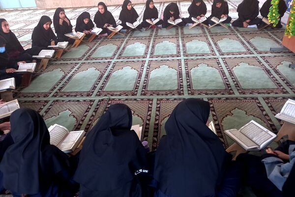 محفل انس با قرآن کریم در دبیرستان دخترانه شاهد فیض