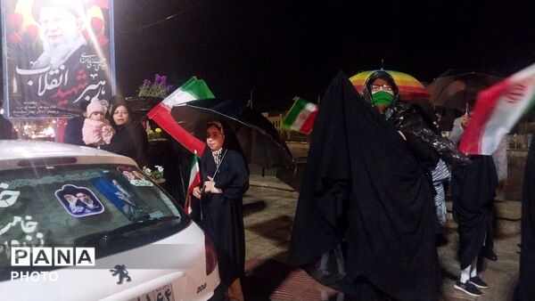 زنجیره انسانی و روایت حضور موثر مردمی در میدان امام تفت
