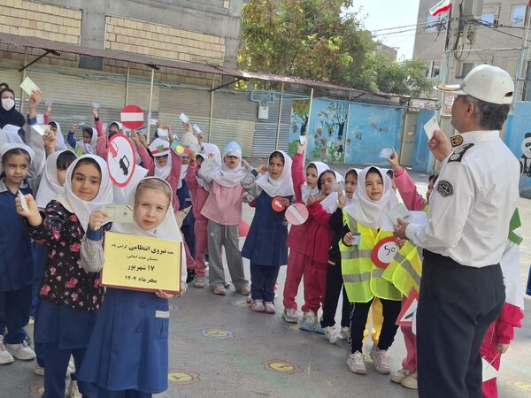 بازدید ماموران نیروی انتظامی در مدرسه 17شهریور بجنورد