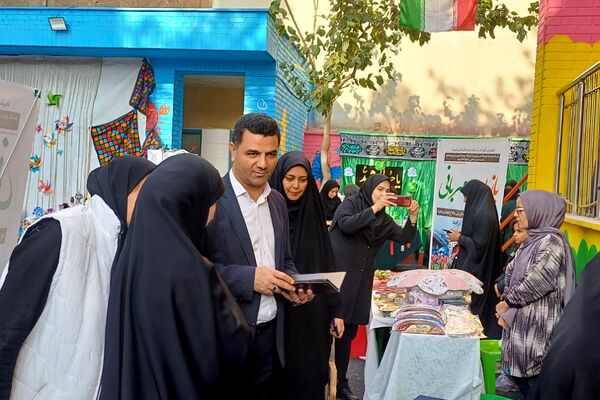 برگزاری بازارچه همدلی با کودکان غزه در دبستان آزاده ناحیه دو شهرری 
