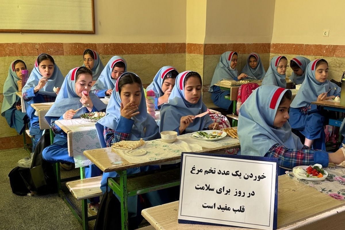 زنگ سلامت در دبستان دخترانه زکیه با طعم تخم‌مرغ به صدا درآمد