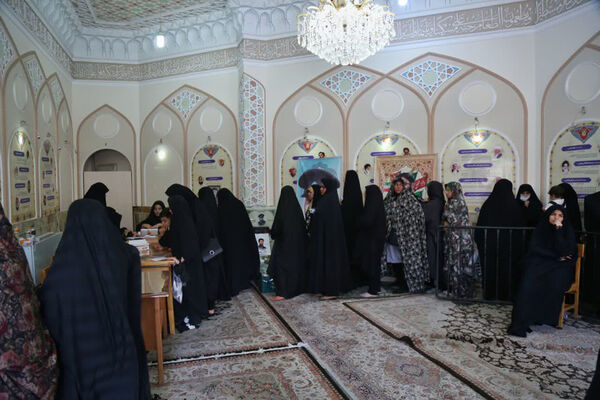 حضور کودکان به همراه والدین در شعبه‌های اخذ رأی