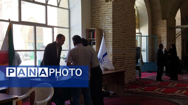 میز خدمت ادارات و بانک‌ها در نماز جمعه نیشابور