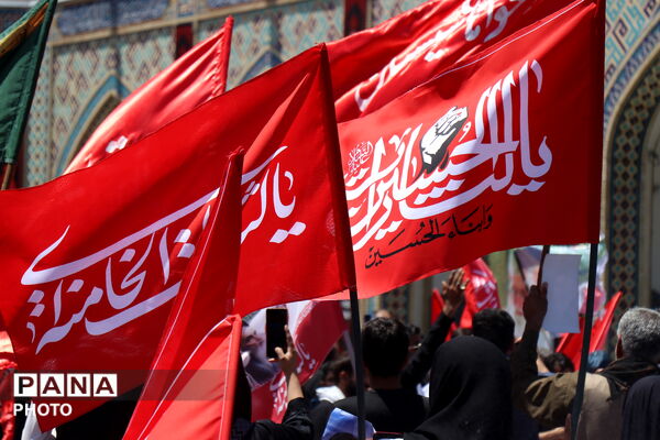 حرم مطهر امام رضا(ع)، میزبان زائران و عزاداران رهبر شهید