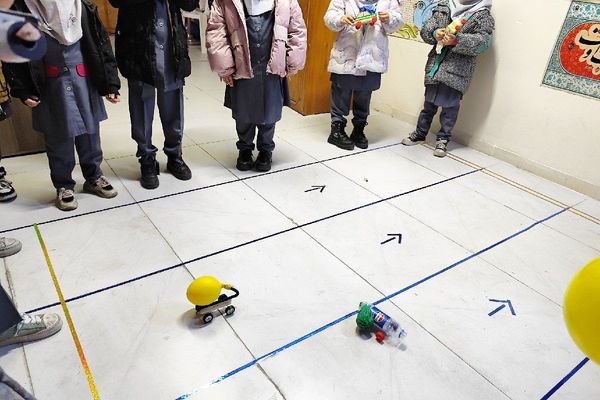 رقابت هیجان انگیز ماشین های بادکنکی در دبستان سارا شهرستان ملارد