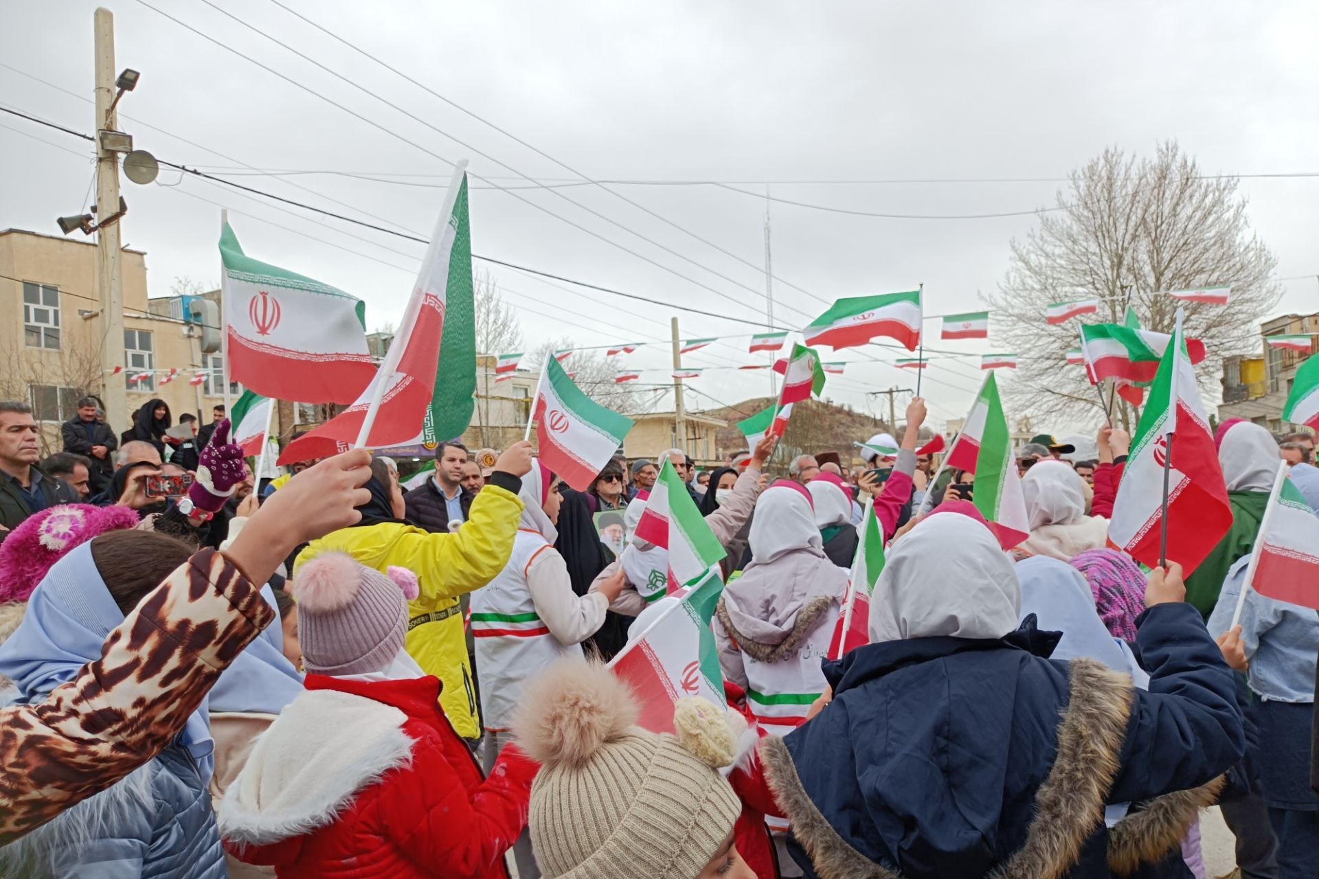 دانش‌آموزان دالاهو در راهپیمایی ۲۲ بهمن غوغا کردند