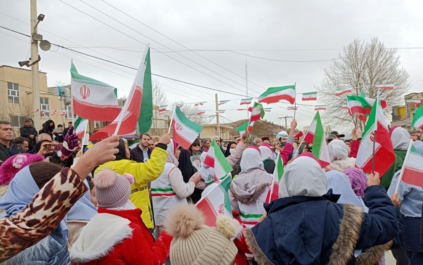 دانش‌آموزان دالاهو در راهپیمایی ۲۲ بهمن غوغا کردند