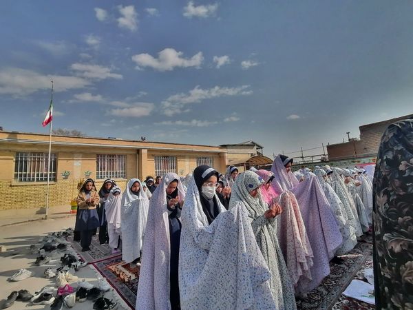 اقامه نماز باران  در دبستان ناهید نخودی 