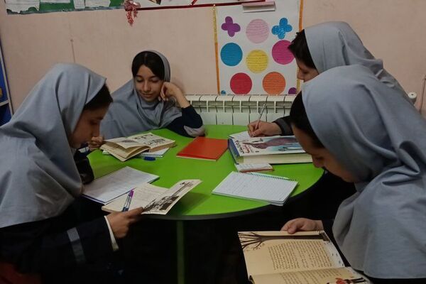 بازدید هدفمند دانش‌آموزان ورامینی از کتابخانه عمومی
