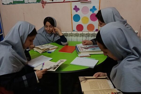  بازدید هدفمند دانش‌آموزان ورامینی از کتابخانه عمومی
