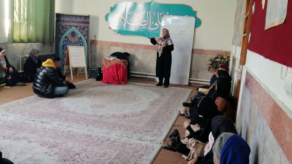 اولین جلسه آموزش خانواده در دبستان نیایش با حضور خانم موسوی