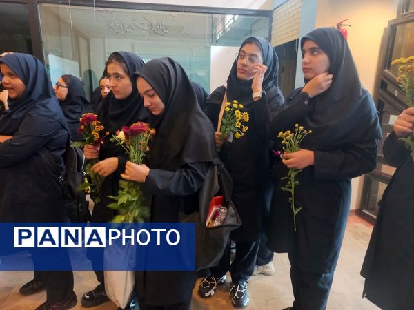 غبارروبی مزارشهدا توسط دانش‌آموزان منطقه ۱۳