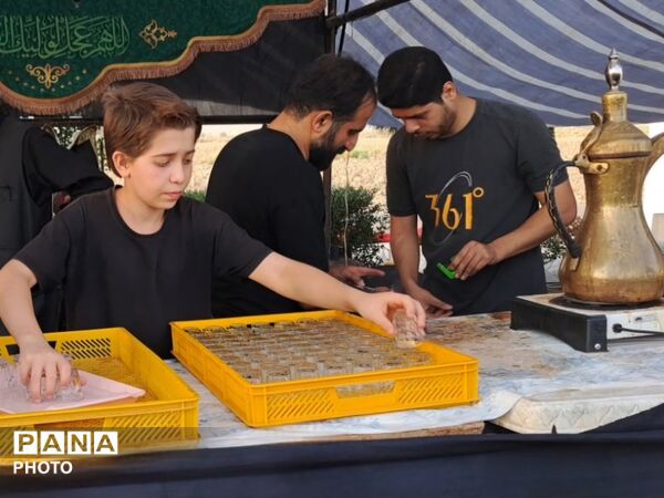 چشم‌های گریان نوجوانان در سوگ پدر امت
