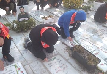  در چهارمین روز از ایام دهه فجر مزار شهدا توسط پیشتازان البرزی  غبارروبی شد
