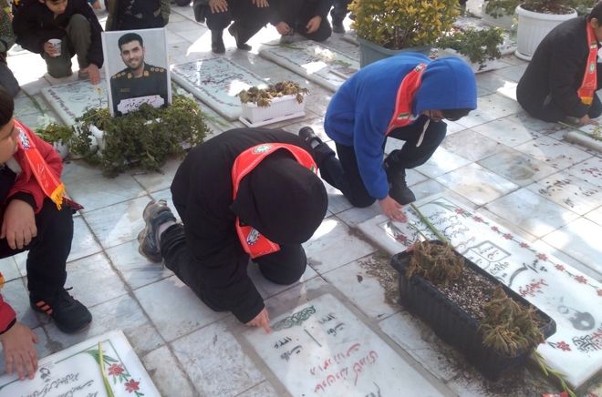  در چهارمین روز از ایام دهه فجر مزار شهدا توسط پیشتازان البرزی  غبارروبی شد