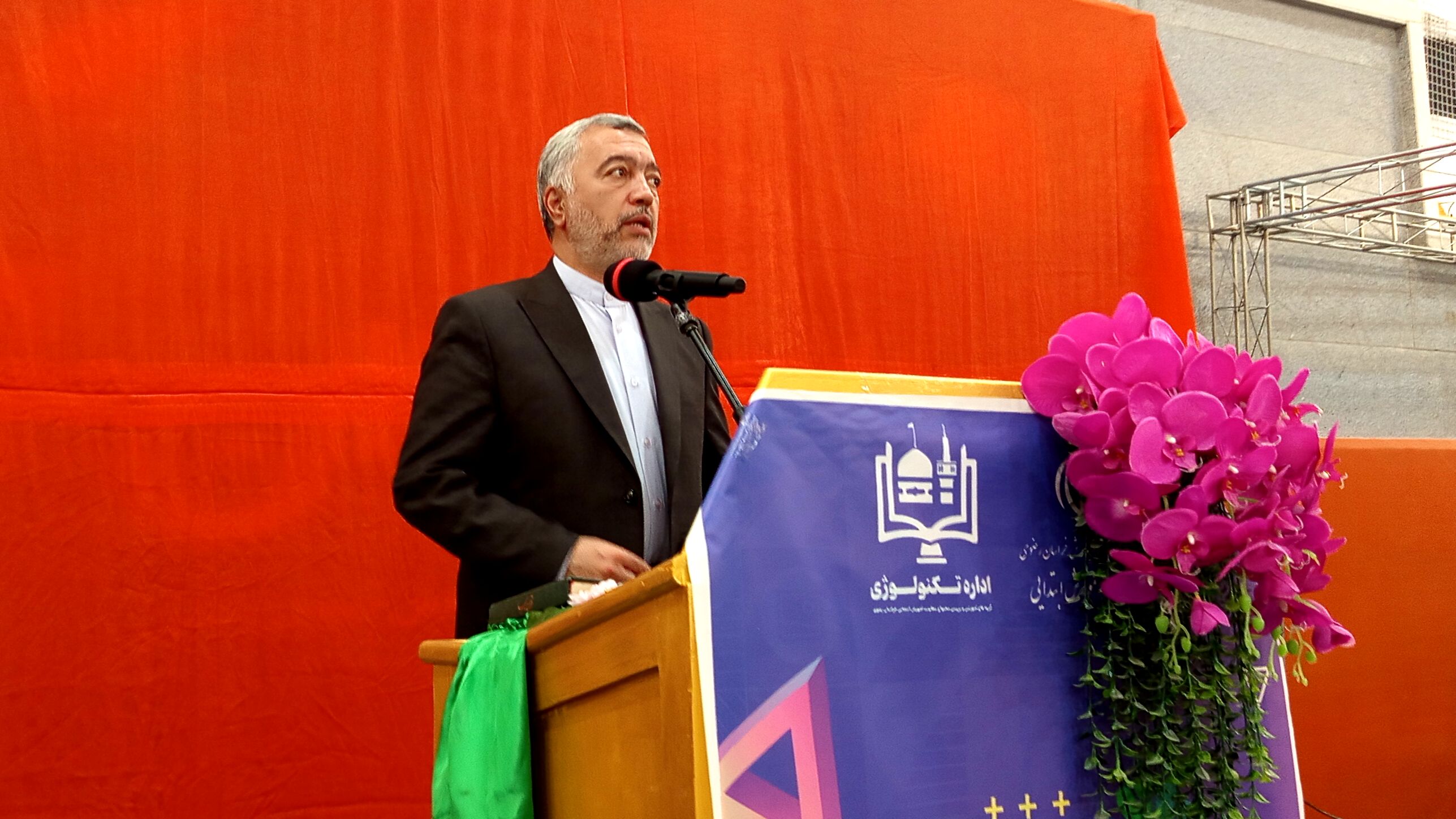 در «اکساوان» بازی در کنار ریاضی قرار می‌گیرد