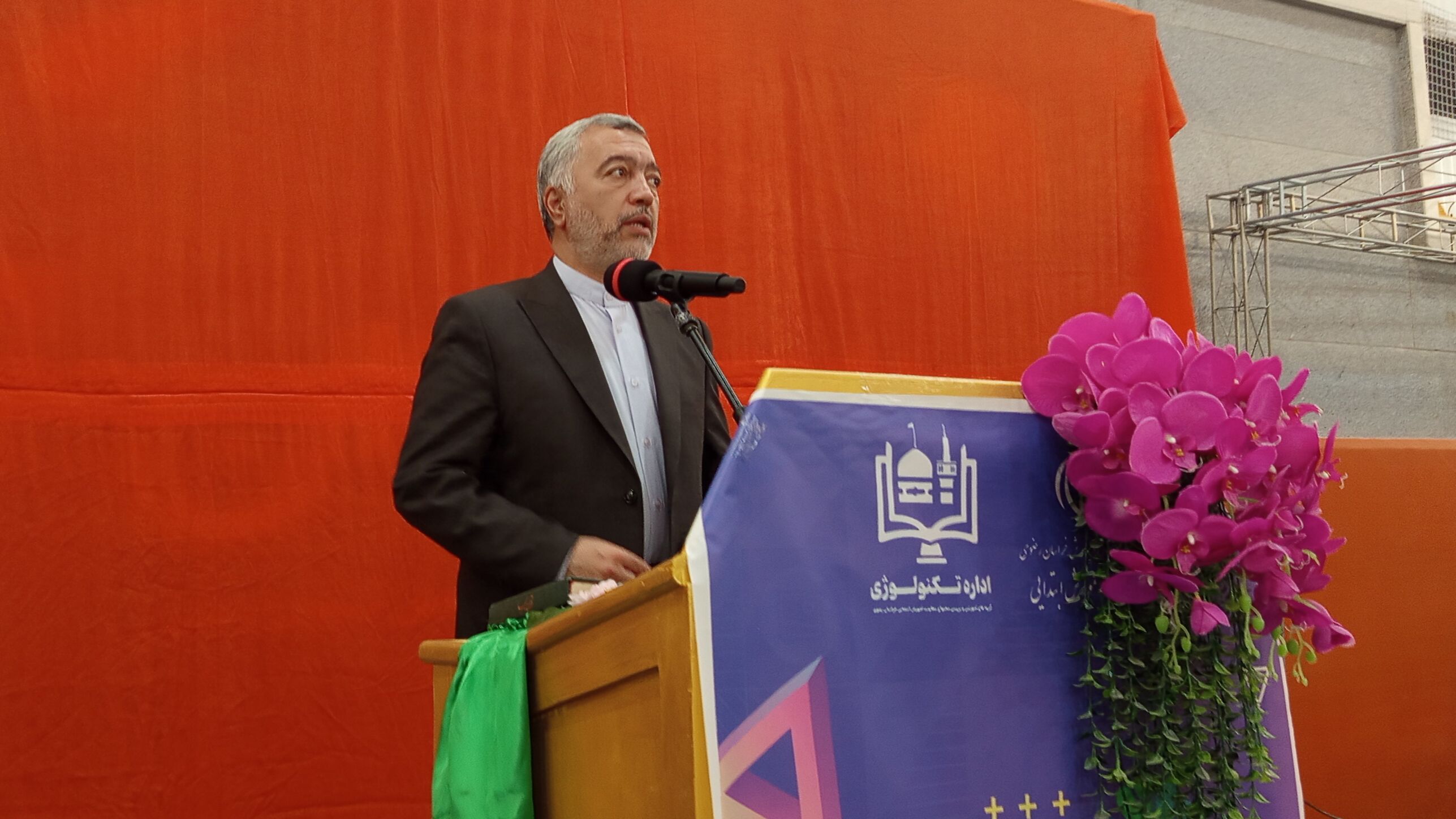 در «اکساوان» بازی در کنار ریاضی قرار می‌گیرد
