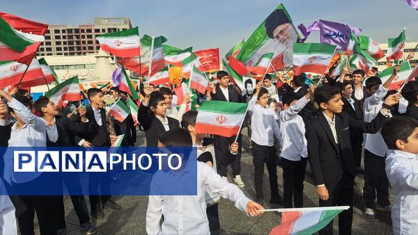 اجرای سرود در میدان شهدا به مناسبت دهه فجر