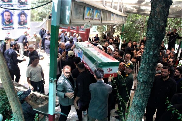 جلوه‌های حزن و خشم در مراسم تشییع شهدا