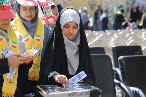 جشن عاطفه‌ها در دبیرستان ۱۳ آبان تبریز