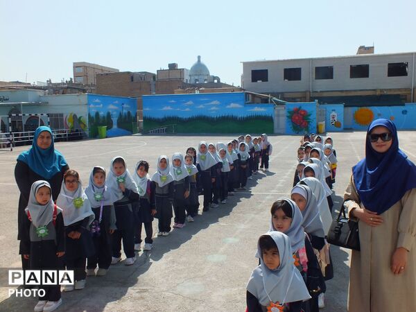 جشن شکوفه‌ها آغاز مسیری تازه برای اولی ها در دبستان مستانه رحمانی فرد