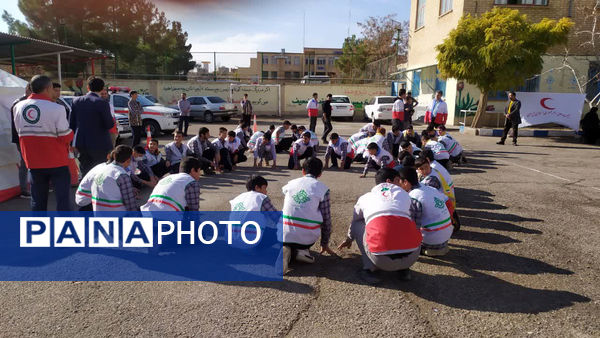 اجرای مانور زلزله در دبیرستان شهید مطهری شهر دستجرد قم