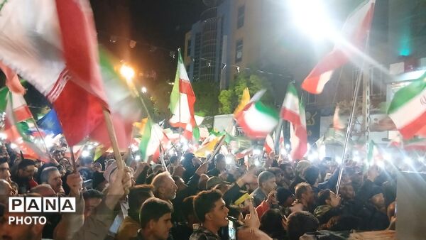 در سپیدای تاریکی ، مردم فریاد روشنی زدند