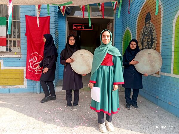 جشن تقدیر پیشتازان برگزیده پویش بوسه بر دستان مادر در دبیرستان دخترانه انقلاب اسلامی 