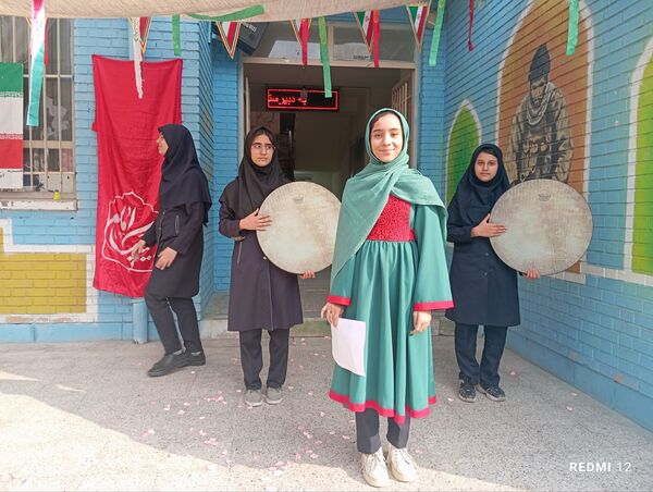 جشن تقدیر پیشتازان برگزیده پویش بوسه بر دستان مادر در دبیرستان دخترانه انقلاب اسلامی 