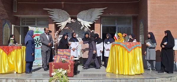 گرامیداشت روز آزمایشگاه با حضور دانش‌آموزان مقام آور دبیرستان فرزانگان ۴(قدسیه علوی)