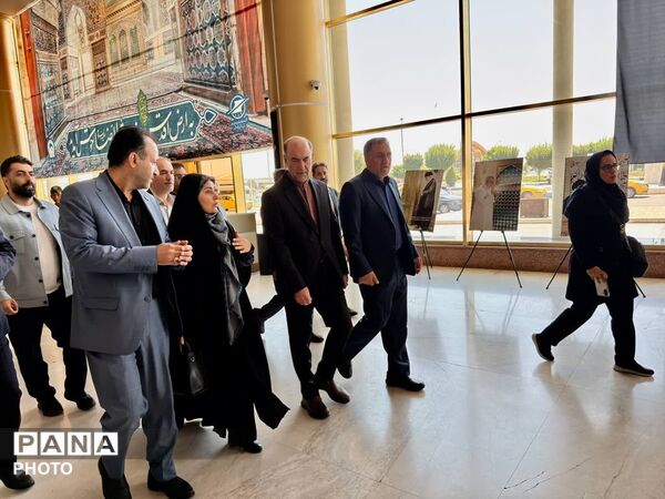 بازدید وزیر راه و شهرسازی از روند خدمات‌رسانی به زائران امام رضا(ع) در فرودگاه مشهد