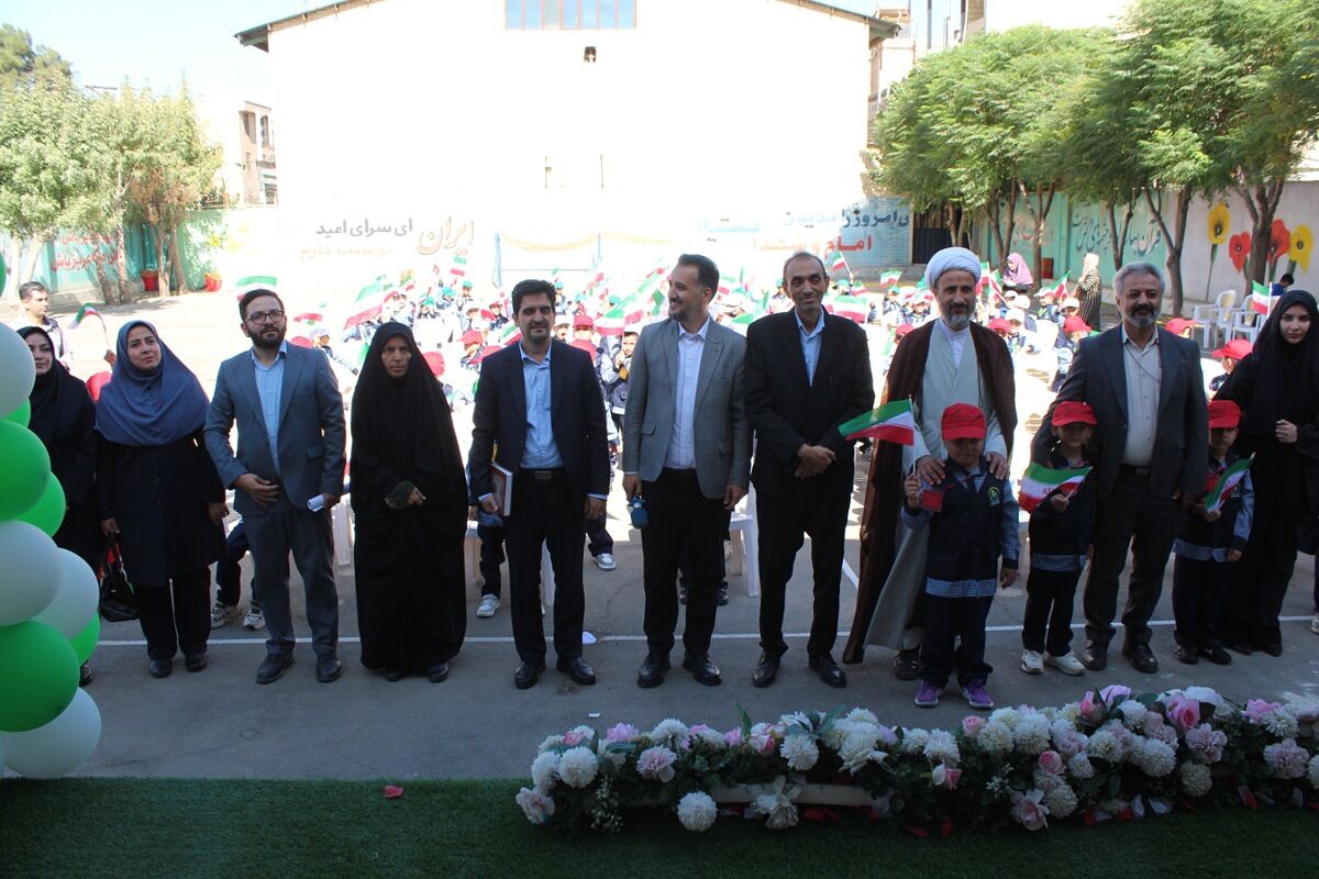 جشن شکوفه‌ها در دبستان کشاورز با استقبال ویژه از کلاس‌اولی‌ها