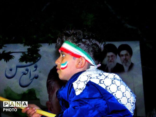 کودکان و جوانان انقلابی کاشمر در میدان خیابان