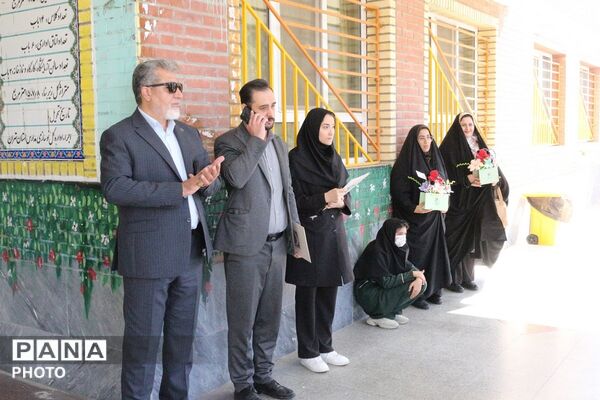 تجلیل مدیر آموزش‌وپرورش از دانش‌آموزان رتبه اول جشنواره نوجوان خوارزمی فیروزکوه