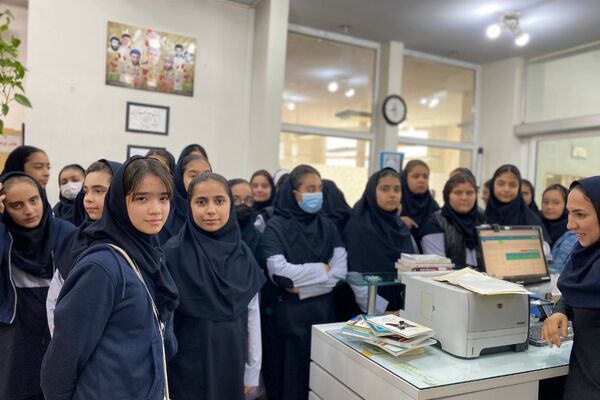 دانش‌آموزان دبیرستان نگین‌دانش ورامین میهمان کتابخانه رازی شدند