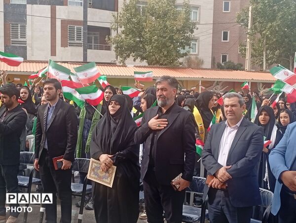مراسم «جشن عاطفه‌ها» در دبیرستان عفاف ساوجبلاغ   